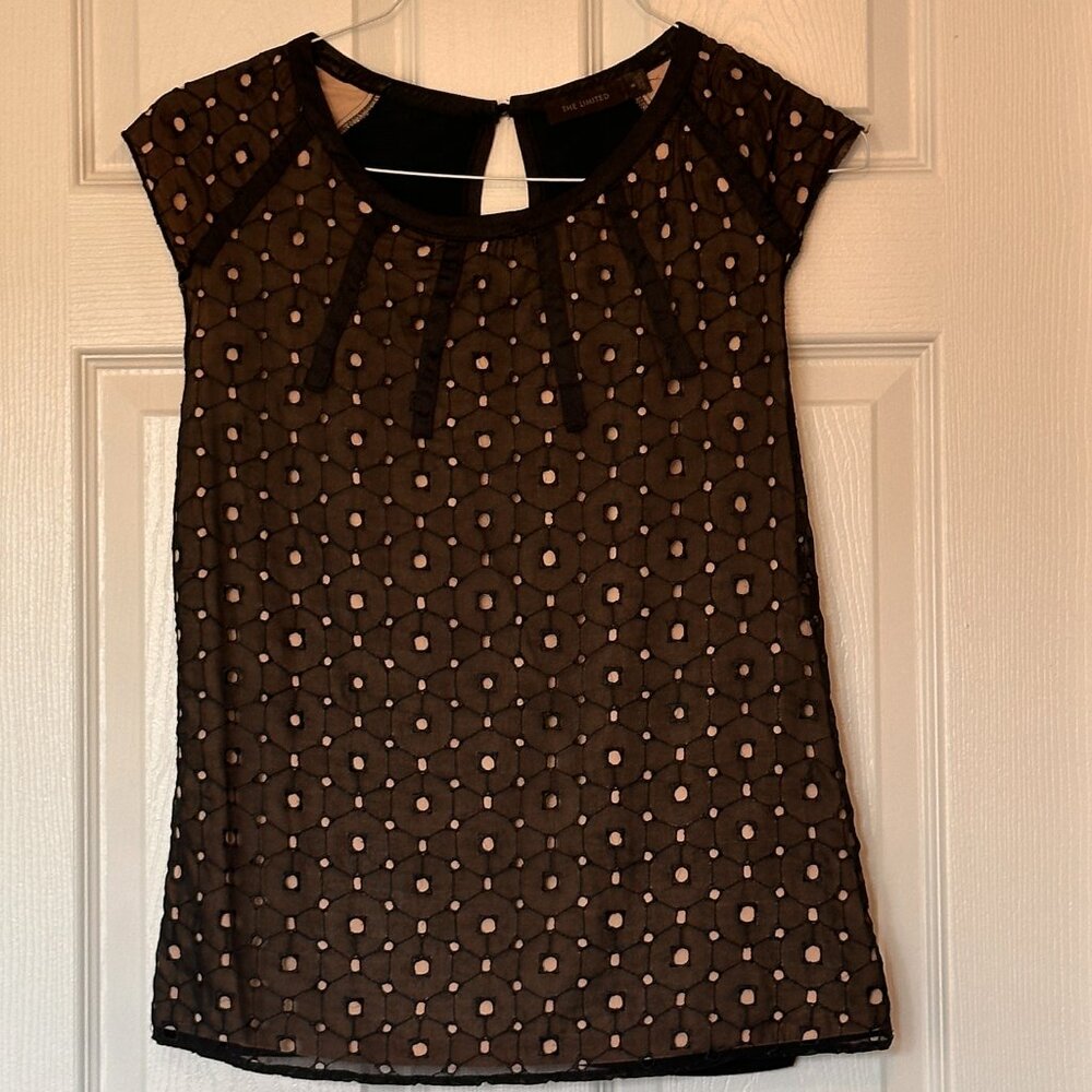 The Limited Sleeveless Blouse with Eyelet Details – Size M